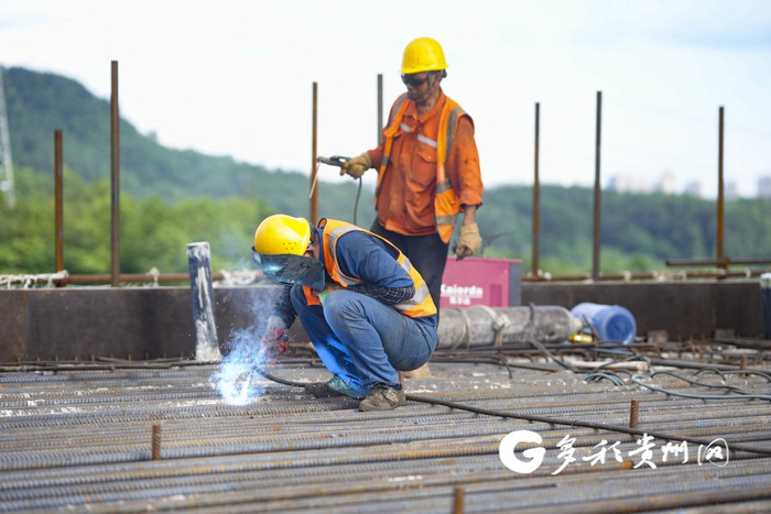 工人们正在施工