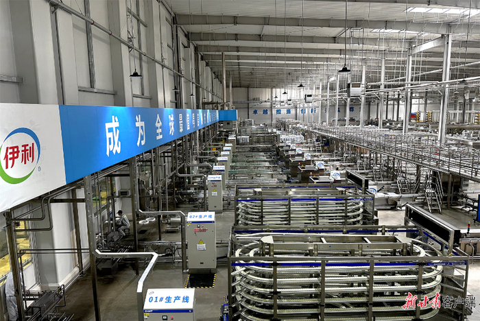 位于武威工业园区的武威伊利乳业有限责任公司智能化生产车间。新甘肃·甘肃日报记者 金奉乾 摄