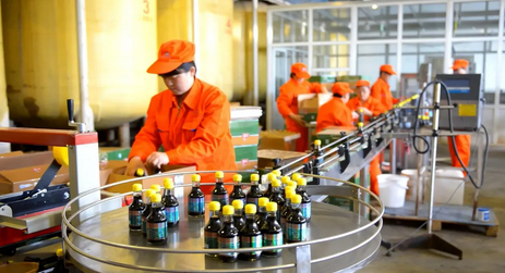 工人打包加工后的沙棘醋。孙云霞 摄