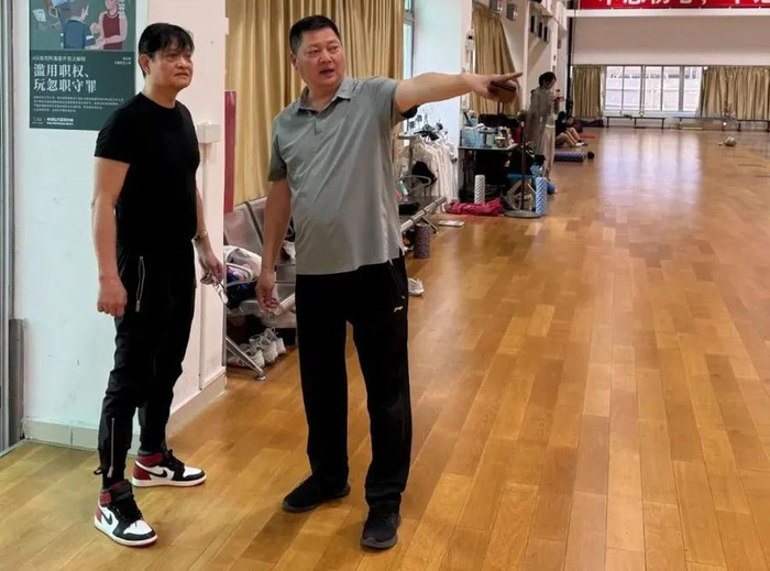 王锐基（左）探班广东击剑队。