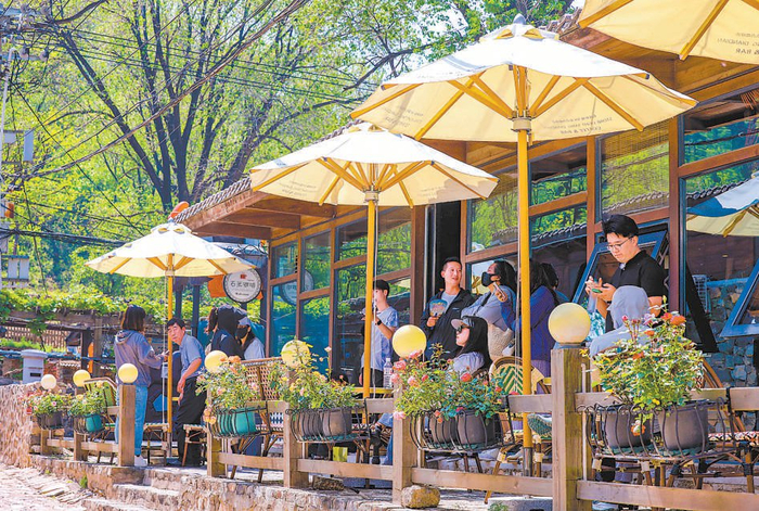 市民游客游览石峡村。潘之望摄