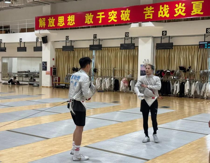 王嘉尔（右）与广东击剑队队员进行实战练习。
