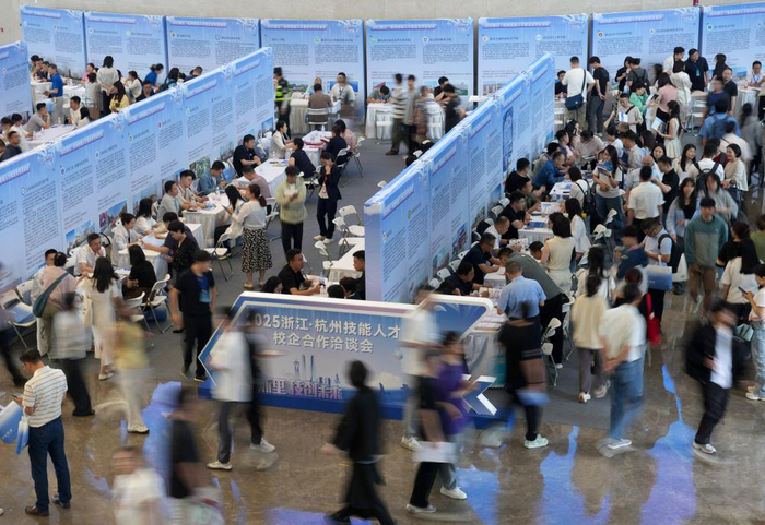这是2025年5月13日拍摄的2025浙江·杭州技能人才校企合作洽谈会现场。新华社记者 韩传号 摄