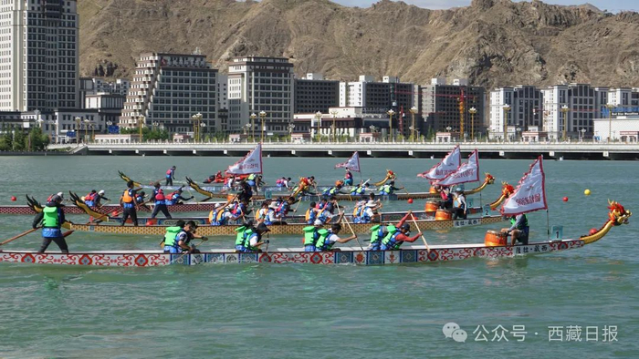 图为2024年西藏自治区端午节牛皮船（龙舟）赛现场。记者 郑璐 摄
