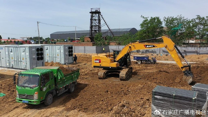 中电建100MW光伏发电项目建设现场。新华社记者刘桃熊 摄　　