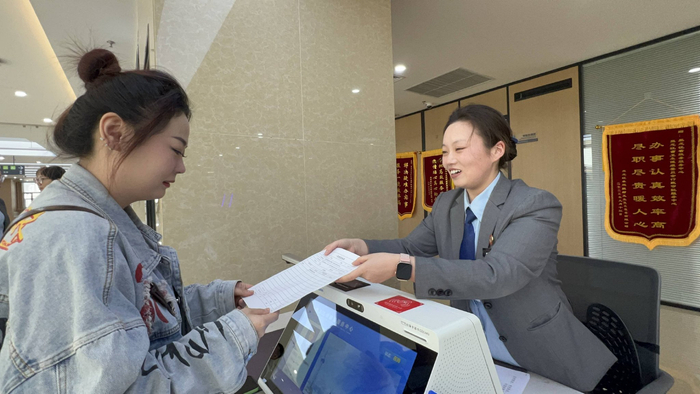 哈尔滨优诺口腔门诊部工作人员在省政务服务中心提交区级医师多机构备案材料