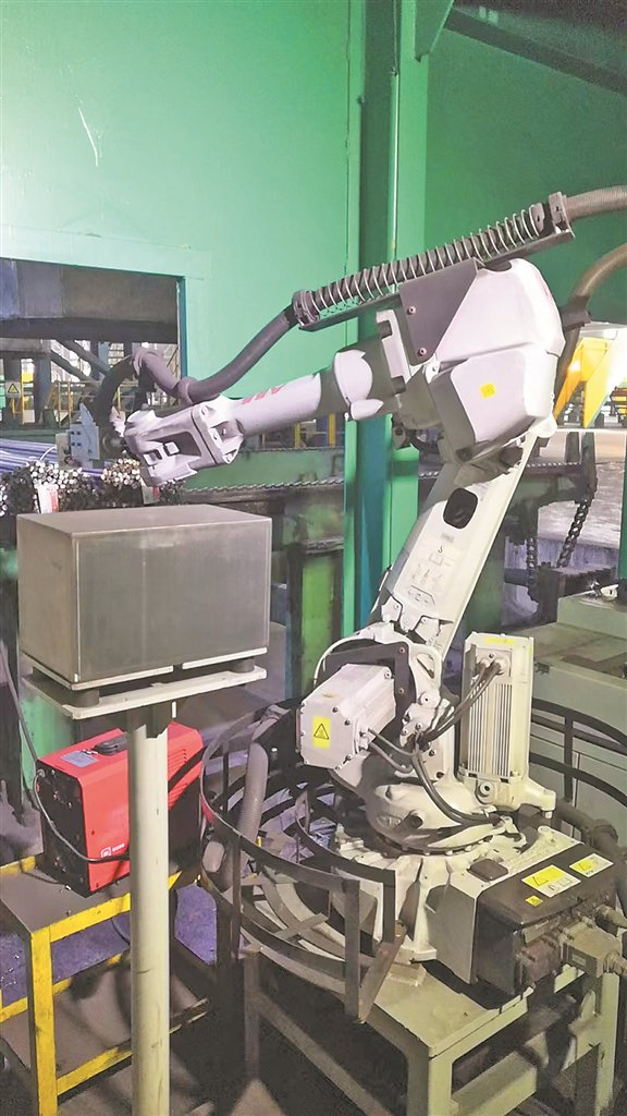     建龙西钢的焊牌机械手。图片由受访单位提供
