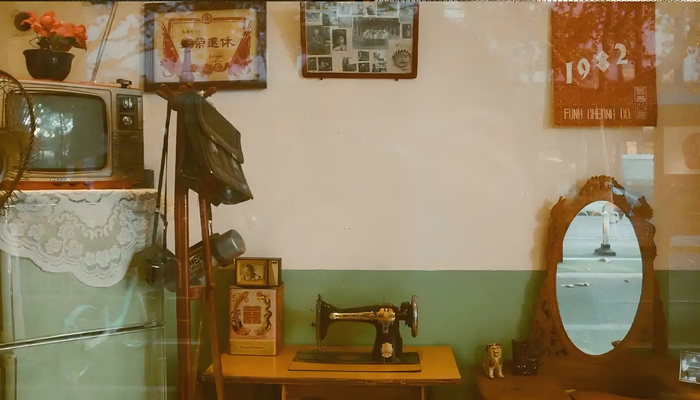 南湖街区橱窗里展示的80年代家庭布置。薛晶晶/摄