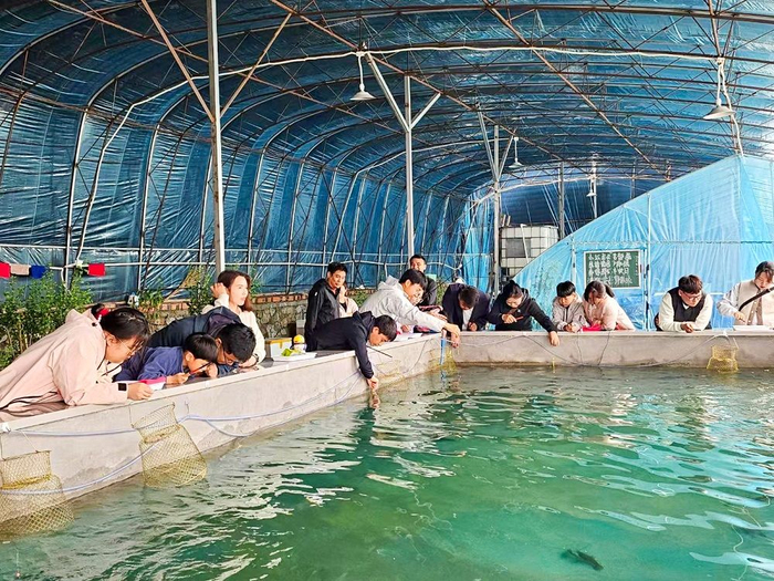 5月1日，游客们来到北兴村体验钓虾项目。（新华社发）