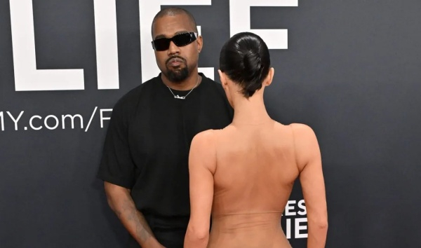Kanye West妻子Bianca Censori在格莱美现场的造型引发激烈争议