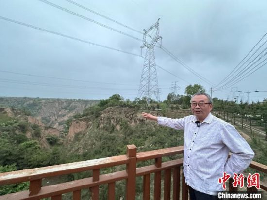 　　5月上旬，甘肃庆阳市，63岁的“土专家”郭锐介绍西峰区什社乡李岭村的“固土保塬”工程。闫姣 摄