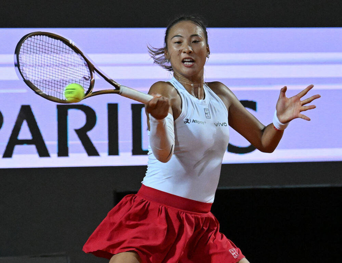   5月15日，郑钦文在比赛中回球。新华社发（阿尔贝托·林格利亚摄）