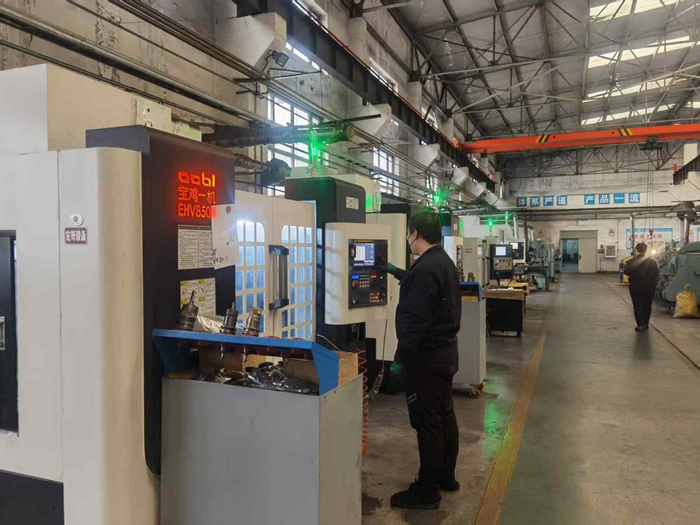 工人在忙碌生产