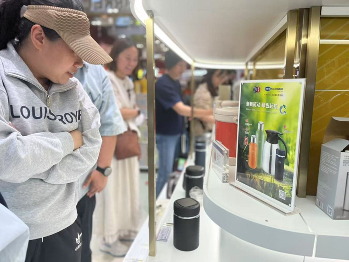 5月11日，第一食品南京东路店，消费者正在选购思乐得产品。本文图均为 澎湃新闻记者 邹娟 摄