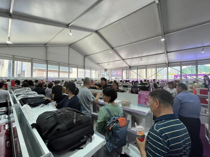 5月13日，上海环球港出口商品展销会从商场B2层，挪至商场正门南广场，图为逛展的消费者。