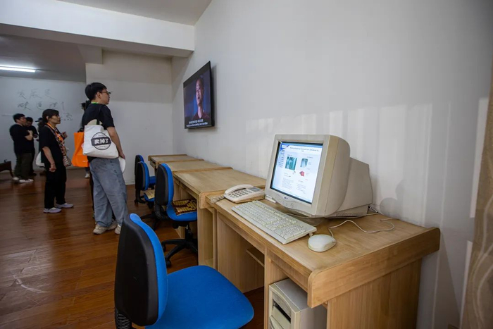 ● “510阿里日亲友开放日活动”，刚刚落成的“湖畔小屋”，吸引了大量阿里员工和亲友前来参观。图源：视觉中国