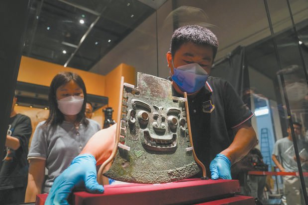 来自山东博物馆的“丑萌”国宝亚丑钺。 本报记者 武亦彬 摄