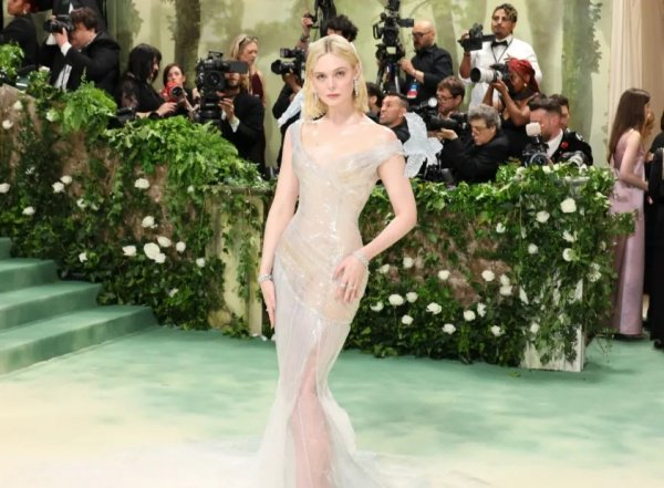 Elle Fanning的裸装礼服已经成为其独具特色的个人风格