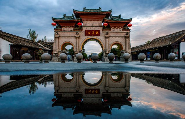 伏羲城牌坊（王诚 摄）