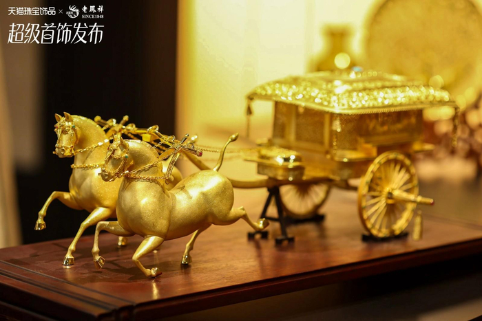 图说：首场“超级饰品发布秀”，老凤祥亮相了馆藏之宝“黄金马车”。