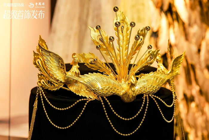 图说：借鉴了盛唐文化的凤冠，也成为此次发布秀的代表作。