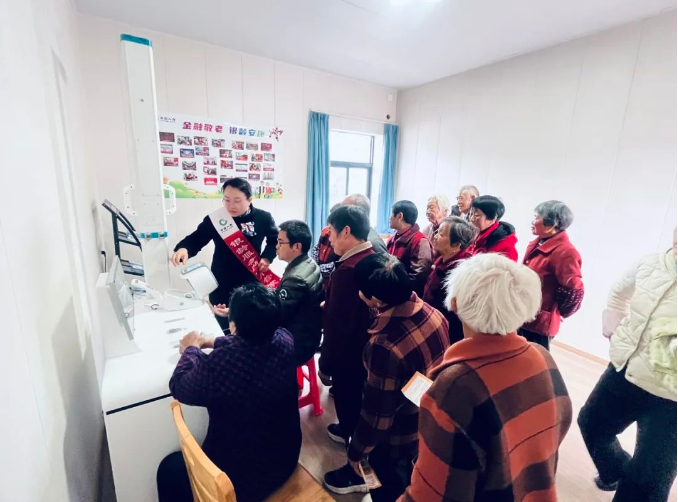 ▲中国人寿龙岩分公司开展“金融敬老 银龄关爱”活动