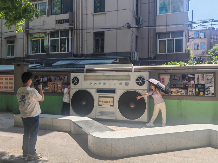 游客在南湖东路上打卡拍照。薛晶晶/摄