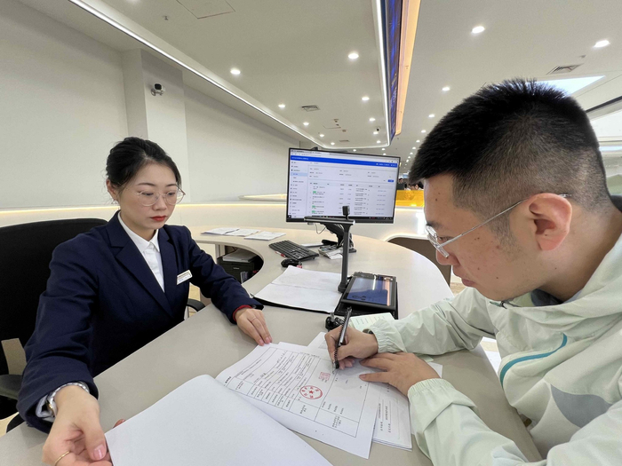 哈尔滨市政务服务中心工作人员在受理姜先生的医师变更职业范围政务服务