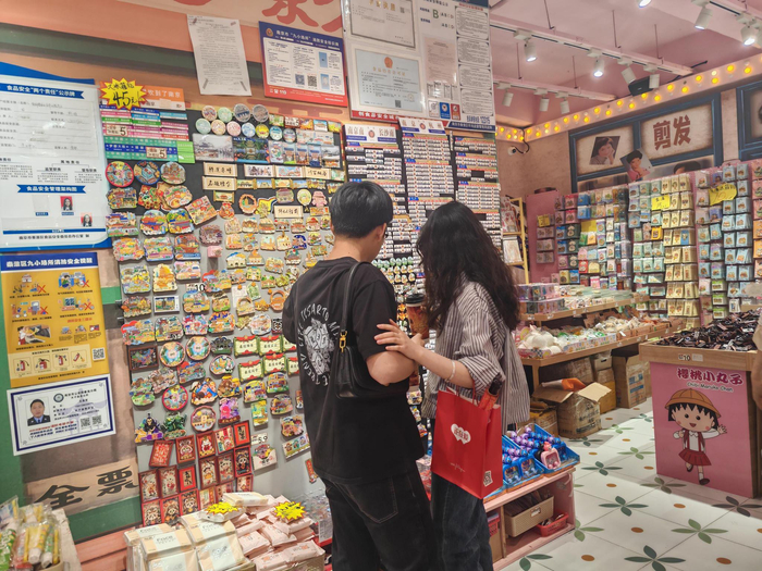 消费者挑选冰箱贴。薛晶晶/摄