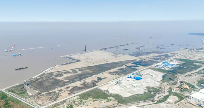 远眺上海港小洋山北作业区建设工地。 本图片由上港集团提供