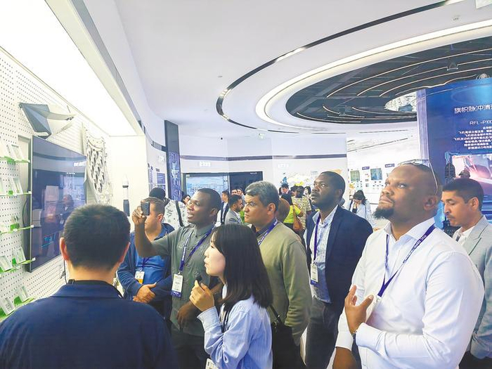 5月15日，73位海外专家学者、企业代表参观锐科激光最新技术成果。 （湖北日报全媒记者 马文俊 摄）