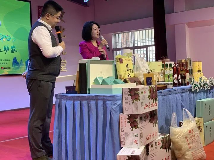 林虹在直播中“带货”仙居特产。图源：潮新闻客户端