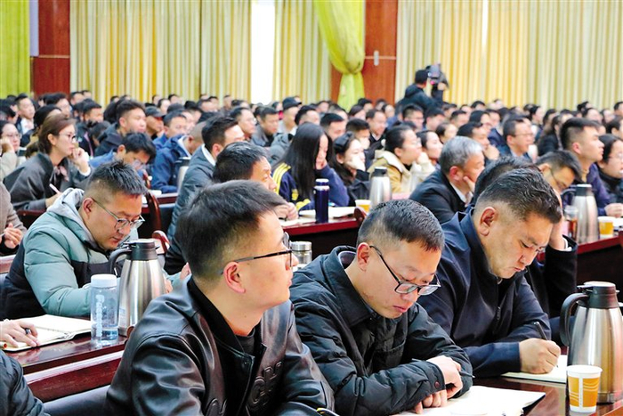 4月29日，拉萨市举办深入贯彻中央八项规定精神学习教育专题培训班。记者　卢文静　摄