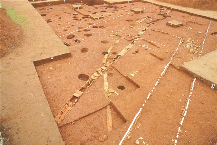 珠崖岭城址考古发现的排水沟和道路。