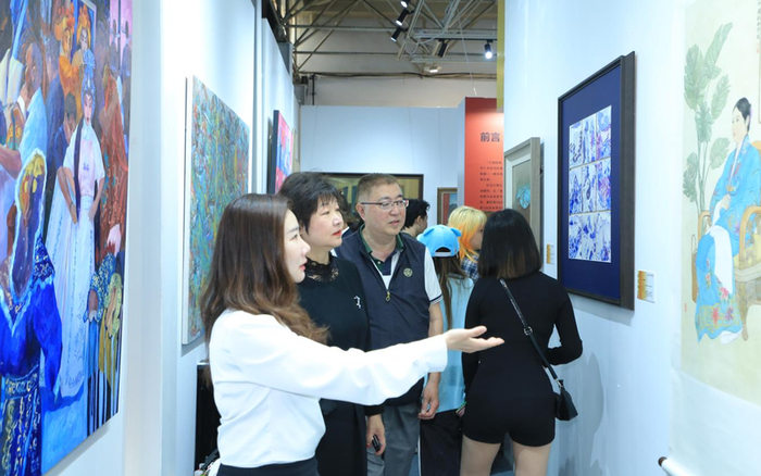 参会代表、慈善义工参观展览。图源：北京市慈善义工联合会