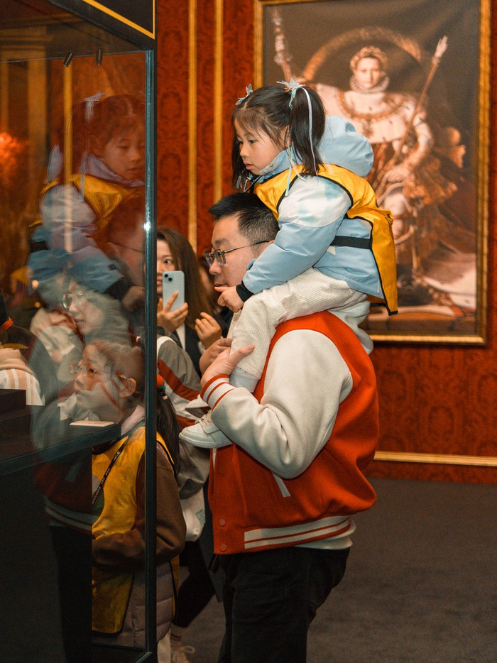 上海市历史博物馆“觉醒”展览上认真的观众