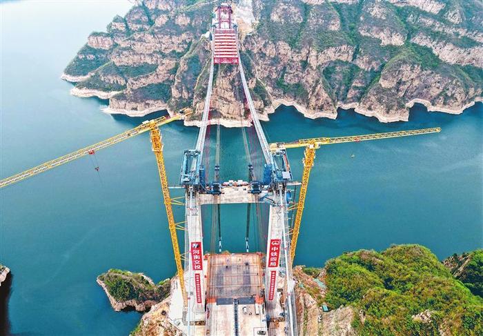 济新高速公路黄河大桥正紧锣密鼓地施工。