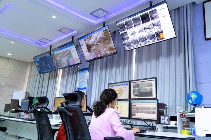 工作人员观测实时情况  （央广网发  阿力米热·亚森  摄）