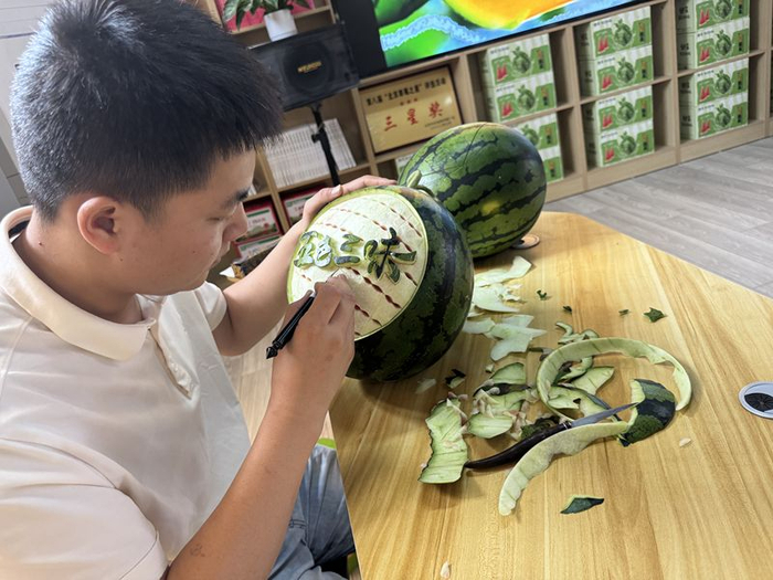 活动现场，手艺人雕刻西瓜。新京报记者 耿子叶 摄