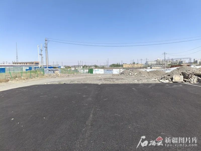 5月14日，乌鲁木齐经济技术开发区（头屯河区）金阳路铁路线以南部分路段还未完工。石榴云/新疆日报记者 胡大敏摄