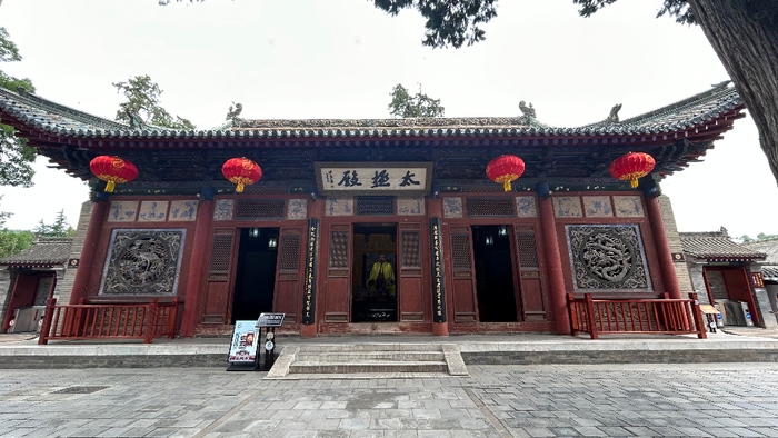 太极殿两侧的团龙团凤木雕（天水市博物馆供图）