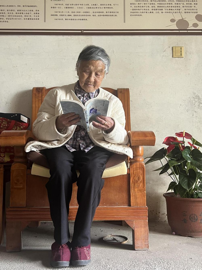 　　海子母亲操采菊在阅读《海子的诗》。戴威摄