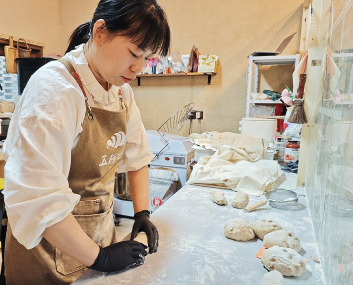   黄露静在窑烤面包店内制作面包。新华网李东标 摄