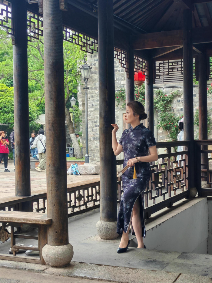 游客拍摄民国风写真。薛晶晶/摄