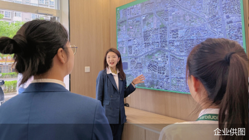 北京链家乐畅茜园一店经纪人张彩霞为新同事讲解商圈信息