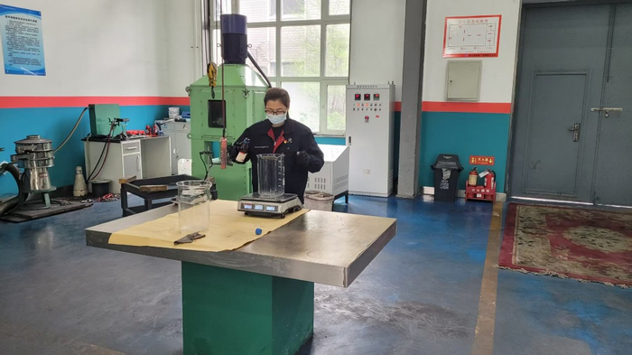 科研人员在做实验