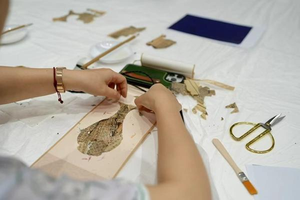 　　苏博夜校学员在使用古籍碎片制作“锦灰堆”。受访者供图