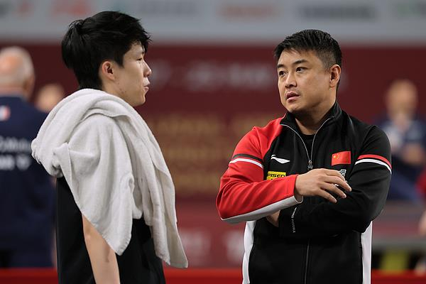 △当地时间5月16日，卡塔尔多哈，王楚钦与王皓赛前训练交流。