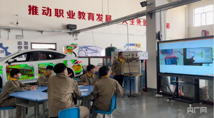 商都职业技术学校的老师正在给学生们上课（央广网记者  刘一晨  摄）