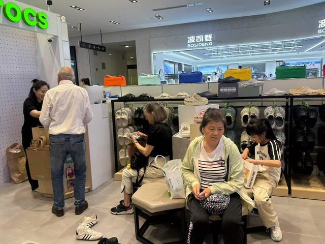 Crocs品牌迎来大流量的消费者。 文汇报记者 徐晶卉摄